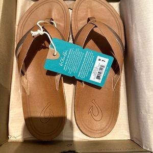 New In Box OluKai KAEKAE In Sahara/Bubbly—Size 7 Popular Leather Style